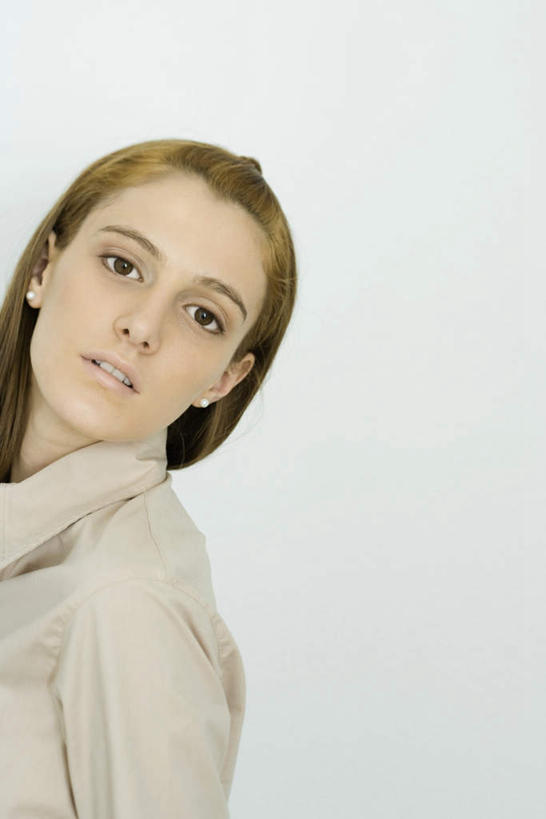 西方人,脸,头,脸颊,头发,一个人,竖图,室内,特写,白天,白色背景,正面,欧洲,欧洲人,仅一个年轻女性,仅一个女性,仅一个人,服装,注视,休闲装,衣服,观察,看,休闲,休闲服,金色,摄影,服饰,影棚,观看,察看,关注,年轻女性,女人,女性,白种人,头部,脸部,脸蛋,面部,半身,彩图,影棚拍摄,拍摄