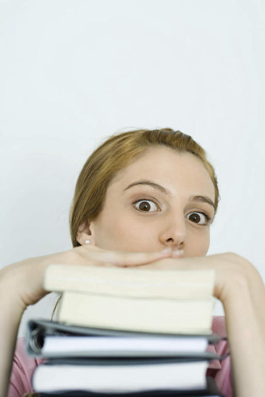 西方人,脸,头,脸颊,头发,一个人,竖图,室内,特写,白天,白色背景,正面,书籍,欧洲,欧洲人,仅一个年轻女性,仅一个女性,仅一个人,一堆,堆叠,堆积,服装,注视,休闲装,衣服,观察,看,休闲,休闲服,金色,遮,摄影,服饰,影棚,观看,堆,察看,遮挡,关注,遮盖,遮蔽,年轻女性,女人,女性,白种人,头部,脸部,脸蛋,面部,书,图书,半身,彩图,影棚拍摄,拍摄