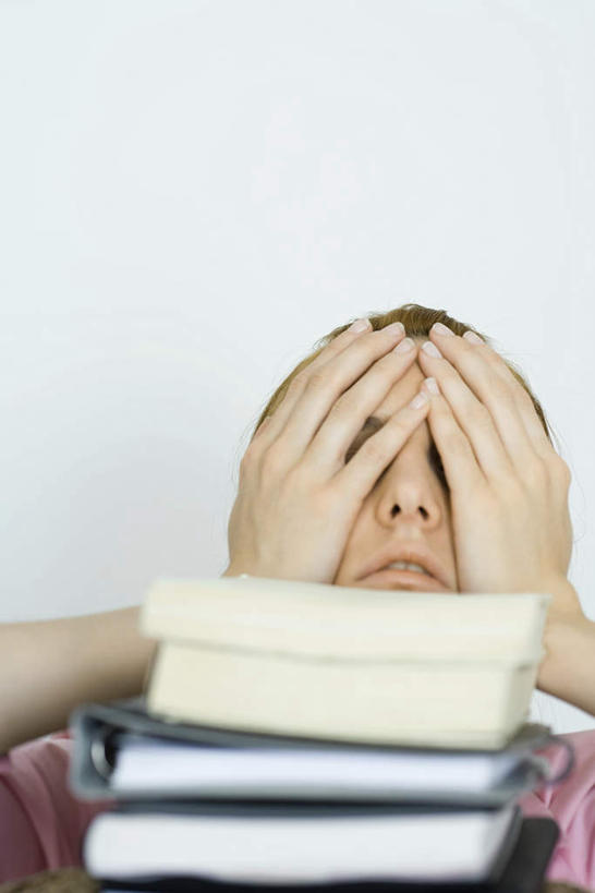 西方人,脸,头,脸颊,头发,一个人,竖图,室内,特写,白天,白色背景,正面,书籍,欧洲,欧洲人,仅一个年轻女性,仅一个女性,仅一个人,一堆,堆叠,堆积,服装,注视,休闲装,衣服,观察,看,休闲,休闲服,金色,遮,摄影,服饰,影棚,观看,堆,察看,遮挡,关注,遮盖,遮蔽,年轻女性,女人,女性,白种人,头部,脸部,脸蛋,面部,书,图书,半身,彩图,影棚拍摄,拍摄