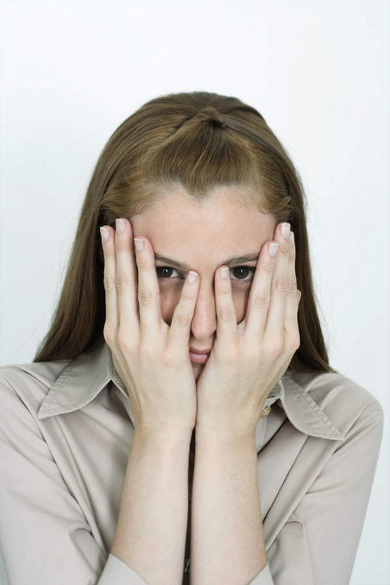 西方人,脸,头,脸颊,头发,一个人,竖图,室内,特写,白天,白色背景,正面,欧洲,欧洲人,仅一个年轻女性,仅一个女性,仅一个人,服装,注视,休闲装,衣服,观察,看,休闲,休闲服,金色,遮,摄影,服饰,影棚,观看,察看,遮挡,关注,遮盖,遮蔽,年轻女性,女人,女性,白种人,头部,脸部,脸蛋,面部,半身,彩图,影棚拍摄,拍摄