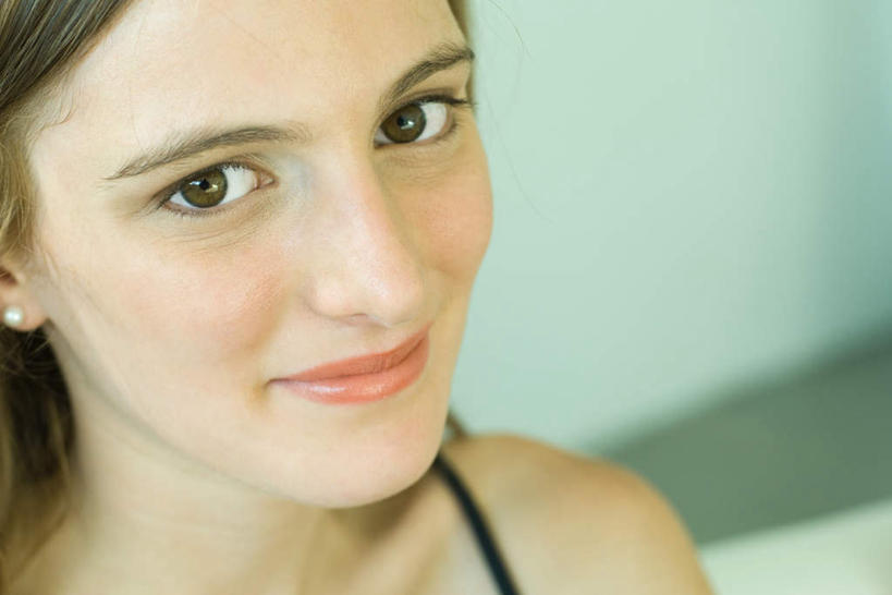 西方人,脸,头,脸颊,头发,一个人,笑,微笑,横图,室内,特写,白天,白色背景,正面,欧洲,欧洲人,仅一个年轻女性,仅一个女性,仅一个人,朦胧,模糊,注视,观察,看,金色,摄影,影棚,观看,察看,关注,年轻女性,女人,女性,白种人,头部,脸部,脸蛋,面部,半身,彩图,影棚拍摄,拍摄