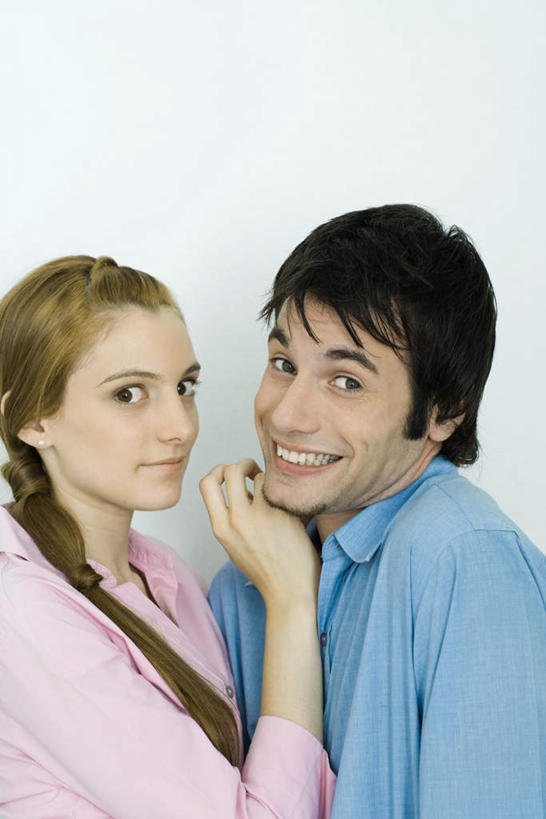 西方人,两个人,站,笑,摸,微笑,露齿笑,竖图,室内,特写,白天,白色背景,正面,爱情,欧洲,欧洲人,抚摸,服装,浪漫,注视,休闲装,衣服,观察,看,站着,休闲,休闲服,恩爱,恋人,摄影,服饰,影棚,观看,察看,关注,男人,男性,年轻男性,年轻女性,女人,女性,白种人,情侣,触摸,接触,站立,半身,彩图,影棚拍摄,拍摄,伴侣