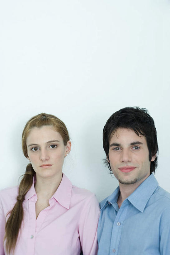 西方人,两个人,站,竖图,室内,特写,白天,白色背景,正面,爱情,欧洲,欧洲人,服装,浪漫,注视,休闲装,衣服,观察,看,站着,休闲,休闲服,恩爱,恋人,摄影,服饰,影棚,观看,察看,关注,男人,男性,年轻男性,年轻女性,女人,女性,白种人,情侣,站立,半身,彩图,影棚拍摄,拍摄,伴侣