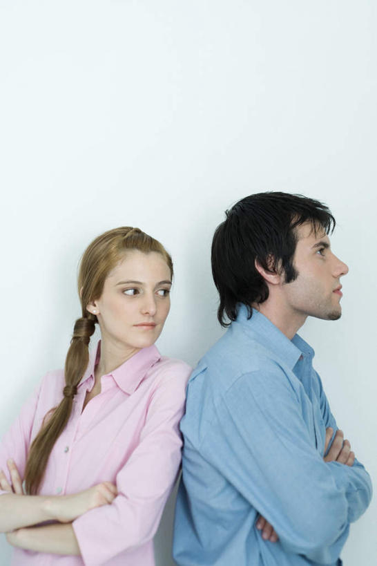 西方人,两个人,双手交叉,竖图,室内,特写,白天,白色背景,正面,爱情,安全,欧洲,欧洲人,服装,浪漫,依靠,注视,休闲装,衣服,观察,看,倚靠,背靠背,休闲,休闲服,恩爱,背对背,恋人,摄影,服饰,影棚,观看,察看,双手抱胸,关注,信任,男人,男性,年轻男性,年轻女性,女人,女性,白种人,情侣,半身,彩图,影棚拍摄,拍摄,伴侣