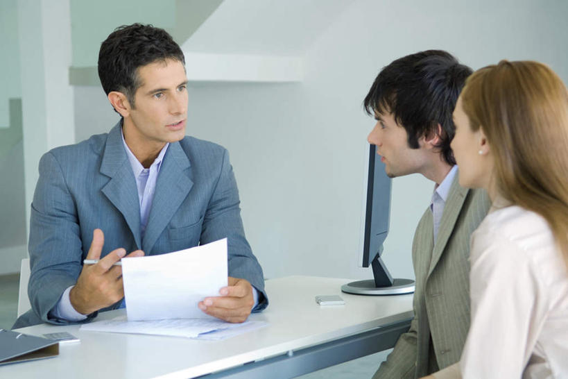 西方人,三个人,同事,商务人士,商务男性,家,坐,说,横图,室内,白天,正面,衬衫,成功,合作,团队,集体,信心,电脑,笔记本电脑,桌子,名片,欧洲,欧洲人,握,套装,网络,笔,材料,档案,文件,办公桌,房屋,屋子,拿,拿着,通讯设备,队伍,楼房,相视,住宅,资料,面对面,握着,对视,无线,领导,成就,文档,通信设备,相对,商务装,无线网络,合伙,领袖,无线上网,便携式电脑,工薪阶层,相看,交流,手提电脑,男人,男性,年轻男性,年轻女性,女人,女性,中年男性,白种人,白领,上班族,沟通,讲话,交谈,说话,谈话,坐着,半身,彩图,衬衣,房子