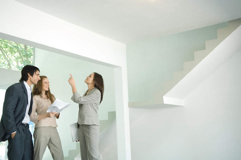 西方人,三个人,同事,商务人士,商务女性,家,站,笑,说,微笑,露齿笑,横图,室内,白天,仰视,成功,合作,团队,集体,信心,植物,楼梯,欧洲,欧洲人,握,指,套装,材料,档案,图纸,文件,房屋,阶梯,墙,屋子,设计图,拿,拿着,方向,队伍,楼房,相视,墙壁,墙面,台阶,住宅,树,树木,绿色,自然,资料,手势,站着,面对面,握着,生长,成长,对视,领导,指向,成就,文档,相对,商务装,合伙,领袖,工程图,草图,蓝图,工薪阶层,相看,单手抄兜,单手放兜,交流,男人,男性,年轻男性,年轻女性,女人,女性,白种人,白领,上班族,设计,插兜,沟通,讲话,交谈,手插兜,手放口袋,说话,谈话,站立,半身,彩图,低角度拍摄,房子,手抄兜