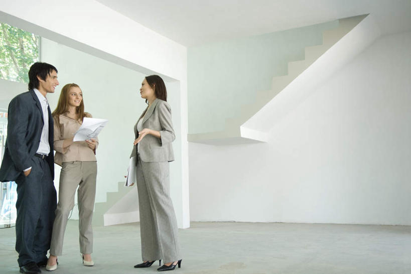 西方人,三个人,同事,商务人士,商务女性,家,站,笑,说,微笑,露齿笑,横图,室内,白天,仰视,成功,合作,团队,集体,信心,植物,楼梯,欧洲,欧洲人,握,套装,材料,档案,图纸,文件,房屋,阶梯,墙,屋子,设计图,拿,拿着,队伍,楼房,相视,墙壁,墙面,台阶,住宅,树,树木,绿色,自然,资料,站着,面对面,握着,生长,成长,对视,领导,成就,文档,相对,商务装,合伙,领袖,工程图,草图,蓝图,工薪阶层,相看,单手抄兜,单手放兜,交流,男人,男性,年轻男性,年轻女性,女人,女性,白种人,白领,上班族,设计,插兜,沟通,讲话,交谈,手插兜,手放口袋,说话,谈话,站立,彩图,低角度拍摄,全身,房子,手抄兜