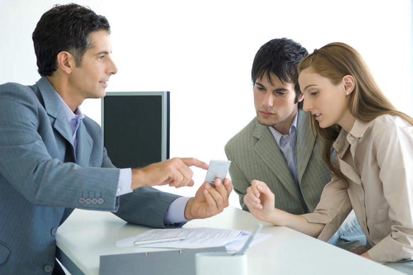 西方人,三个人,同事,商务人士,商务男性,办公室,坐,笑,说,微笑,露齿笑,横图,室内,白天,侧面,衬衫,成功,合作,团队,集体,信心,计算器,电脑,显示器,鼠标,键盘,家具,桌子,欧洲,欧洲人,敲打,握,套装,计算,科学,网络,笔,材料,档案,文件,办公桌,办公用品,拿,拿着,输入,输入设备,通讯设备,队伍,资料,打字,台式电脑,握着,理财,财务,点击,敲击,领导,成就,数学,文档,通信设备,商务装,合伙,领袖,工薪阶层,输出设备,办公家具,交流,按键,男人,男性,年轻男性,年轻女性,女人,女性,中年男性,白种人,白领,上班族,沟通,讲话,交谈,说话,谈话,坐着,半身,彩图,衬衣