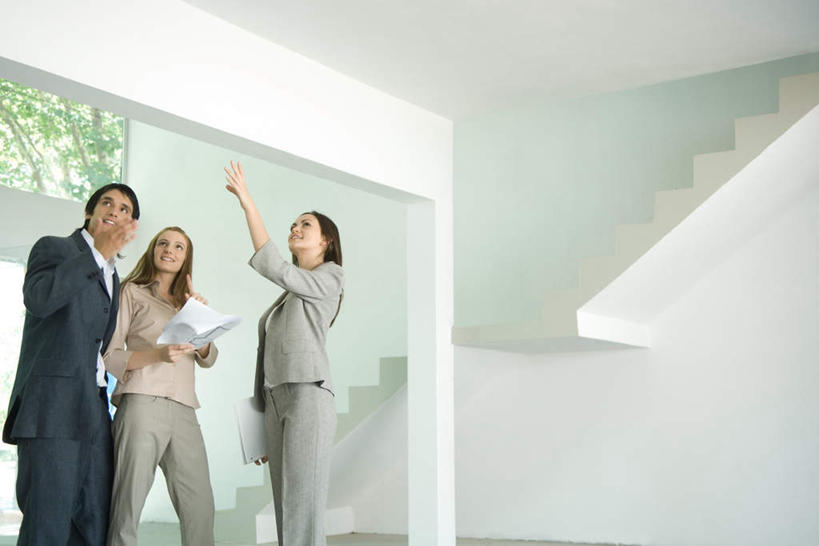 西方人,三个人,同事,商务人士,商务女性,家,站,笑,说,微笑,露齿笑,横图,室内,白天,仰视,成功,合作,团队,集体,信心,植物,楼梯,欧洲,欧洲人,握,指,套装,材料,档案,图纸,文件,房屋,阶梯,墙,屋子,设计图,拿,拿着,方向,队伍,楼房,相视,墙壁,墙面,台阶,住宅,树,树木,绿色,自然,资料,手势,站着,面对面,握着,生长,成长,对视,领导,指向,成就,文档,相对,商务装,合伙,领袖,工程图,草图,蓝图,工薪阶层,相看,交流,男人,男性,年轻男性,年轻女性,女人,女性,白种人,白领,上班族,设计,沟通,讲话,交谈,说话,谈话,站立,半身,彩图,低角度拍摄,房子