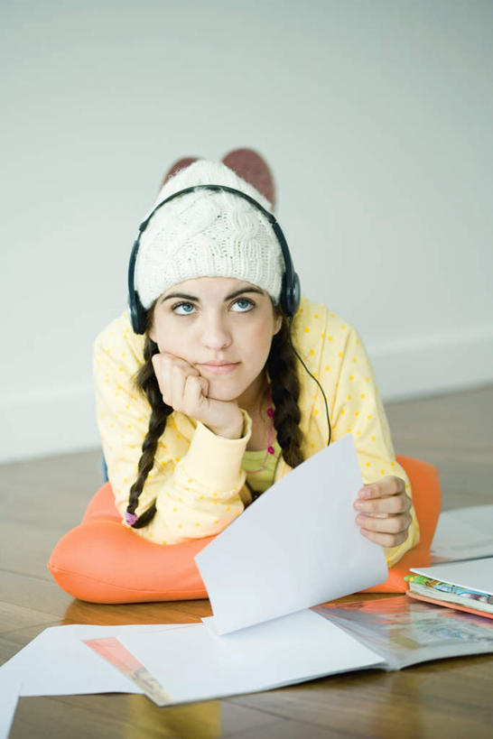 西方人,儿童,一个人,竖图,室内,白天,正面,快乐,满意,幸福,纯洁,地板,卧室,帽子,欧洲,欧洲人,仅一个女性,仅一个人,撑,握,服装,朦胧,模糊,材料,档案,文件,音响,地面,音乐,拿,拿着,托腮,注视,休闲装,娱乐,木地板,小孩,衣服,白色,耳机,资料,观察,看,趴着,托,仅一个小孩,享受,休闲,休闲服,放松,可爱,童年,童趣,握着,服饰,观看,察看,绒线帽,舒适,享乐,关注,托下巴,文档,童真,烂漫,无邪,天真,女孩,女人,女性,白种人,孩子,趴,彩图,全身,睡房,卧房,女生