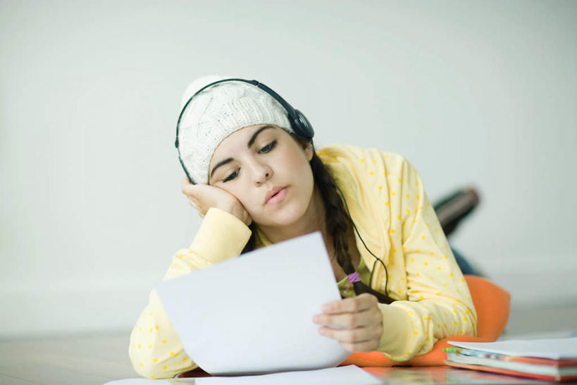 西方人,儿童,一个人,横图,室内,白天,正面,快乐,满意,幸福,纯洁,地板,卧室,帽子,书籍,欧洲,欧洲人,仅一个女性,仅一个人,撑,握,服装,朦胧,模糊,材料,档案,文件,音响,地面,音乐,拿,拿着,托腮,注视,休闲装,娱乐,木地板,小孩,衣服,白色,耳机,资料,观察,看,托,仅一个小孩,享受,休闲,休闲服,放松,可爱,童年,童趣,握着,服饰,观看,察看,绒线帽,舒适,享乐,关注,托下巴,文档,童真,烂漫,无邪,天真,女孩,女人,女性,白种人,孩子,书,图书,彩图,全身,睡房,卧房,女生