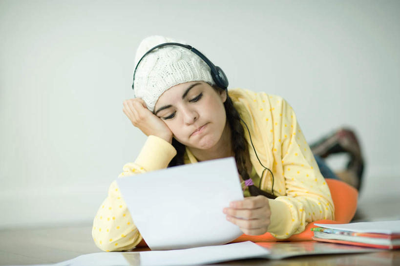 西方人,儿童,一个人,横图,室内,白天,正面,快乐,满意,幸福,纯洁,地板,卧室,帽子,书籍,欧洲,欧洲人,仅一个女性,仅一个人,撑,握,服装,材料,档案,文件,音响,地面,音乐,拿,拿着,托腮,注视,休闲装,娱乐,木地板,小孩,衣服,白色,耳机,资料,观察,看,趴着,托,仅一个小孩,享受,休闲,休闲服,放松,可爱,童年,童趣,握着,服饰,观看,察看,绒线帽,舒适,享乐,关注,托下巴,文档,童真,烂漫,无邪,天真,女孩,女人,女性,白种人,孩子,书,图书,趴,彩图,全身,睡房,卧房,女生