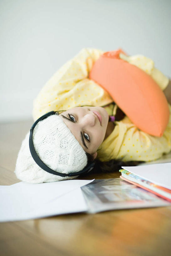 西方人,儿童,一个人,躺,抱,竖图,室内,白天,正面,快乐,满意,幸福,纯洁,地板,靠垫,卧室,帽子,书籍,欧洲,欧洲人,仅一个女性,仅一个人,服装,朦胧,模糊,材料,档案,文件,靠枕,音响,地面,音乐,注视,休闲装,娱乐,木地板,小孩,衣服,白色,耳机,资料,垫子,枕头,观察,看,仅一个小孩,享受,休闲,休闲服,放松,可爱,童年,童趣,服饰,抱着,观看,察看,绒线帽,舒适,享乐,搂着,关注,文档,童真,烂漫,无邪,卧着,天真,女孩,女人,女性,白种人,孩子,书,图书,怀抱,搂,搂抱,躺着,卧,相抱,拥抱,半身,彩图,睡房,卧房,女生