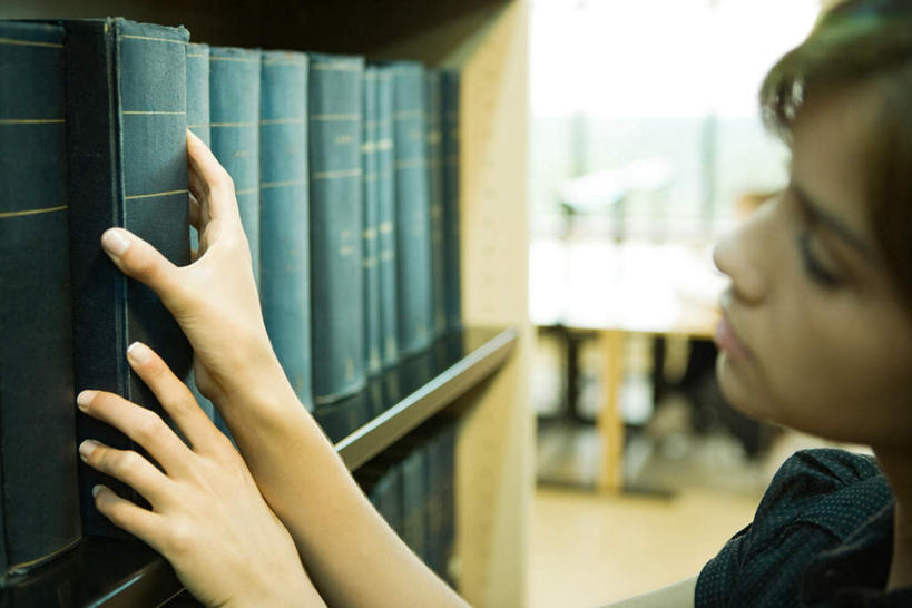 西方人,脸,头,脸颊,一个人,图书馆,站,横图,室内,特写,白天,正面,书籍,欧洲,欧洲人,仅一个年轻女性,仅一个女性,仅一个人,一排,握,学习,服装,朦胧,模糊,整齐,拿,拿着,注视,休闲装,肩膀,排列,衣服,观察,看,站着,休闲,休闲服,读书,握着,服饰,观看,察看,挑选,队列,关注,选择,浏览室,年轻女性,女人,女性,白种人,头部,脸部,脸蛋,面部,书,图书,站立,半身,彩图,书库,图书库,阅览室