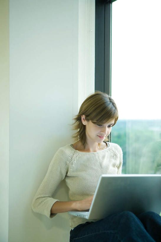 西方人,一个人,图书馆,坐,竖图,室内,白天,正面,电脑,笔记本电脑,窗户,落地窗,欧洲,欧洲人,仅一个年轻女性,仅一个女性,仅一个人,敲打,学习,服装,朦胧,模糊,网络,注视,休闲装,输入,通讯设备,玻璃窗,衣服,打字,观察,看,休闲,休闲服,读书,服饰,观看,点击,敲击,察看,无线,关注,通信设备,无线网络,无线上网,便携式电脑,浏览室,按键,手提电脑,年轻女性,女人,女性,白种人,坐着,半身,彩图,书库,图书库,阅览室