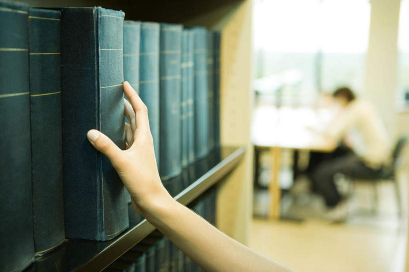 西方人,一个人,图书馆,站,横图,室内,特写,白天,侧面,书籍,欧洲,欧洲人,仅一个年轻女性,仅一个女性,仅一个人,一排,握,学习,朦胧,模糊,整齐,拿,拿着,排列,站着,读书,握着,队列,浏览室,年轻女性,女人,女性,白种人,书,图书,站立,半身,彩图,书库,图书库,阅览室