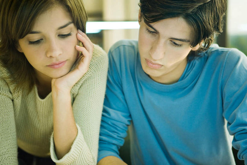 西方人,两个人,图书馆,坐,横图,室内,白天,正面,爱情,桌子,欧洲,欧洲人,撑,学习,朦胧,模糊,浪漫,托腮,注视,休闲装,书桌,蓝色,绿色,课桌,观察,看,托,休闲,休闲服,恩爱,读书,恋人,观看,察看,关注,托下巴,浏览室,男人,男性,年轻男性,年轻女性,女人,女性,白种人,情侣,坐着,半身,彩图,书库,图书库,伴侣,阅览室