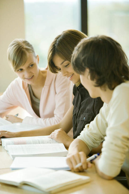 西方人,三个人,伙伴,朋友,图书馆,坐,笑,说,微笑,露齿笑,竖图,室内,白天,侧面,看书,阅读,友谊,桌子,书籍,欧洲,欧洲人,一排,学习,服装,朦胧,模糊,整齐,笔,拿,拿着,休闲装,书桌,排列,衣服,课桌,书本,看,休闲,休闲服,读书,浏览,服饰,队列,浏览室,交流,友情,男人,男性,年轻男性,年轻女性,女人,女性,白种人,书,图书,沟通,讲话,交谈,说话,谈话,坐着,半身,彩图,书库,图书库,阅览室