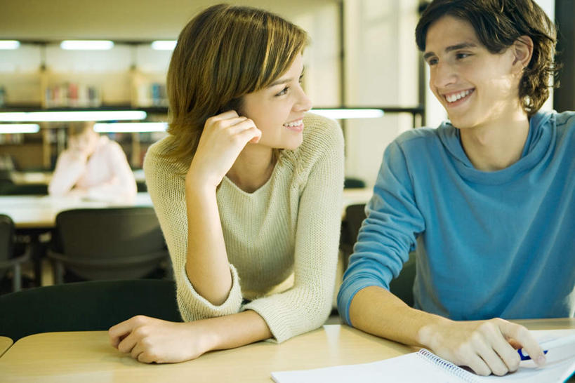 西方人,三个人,伙伴,朋友,图书馆,坐,笑,说,微笑,露齿笑,横图,室内,白天,正面,爱情,友谊,桌子,欧洲,欧洲人,握,朦胧,模糊,笔,记事本,浪漫,拿,拿着,休闲装,书桌,相视,蓝色,绿色,本子,笔记本,课桌,休闲,温暖,温馨,面对面,休闲服,恩爱,握着,恋人,对视,和睦,相对,浏览室,相看,交流,友情,男人,男性,年轻男性,年轻女性,女人,女性,白种人,情侣,沟通,讲话,交谈,说话,谈话,坐着,半身,彩图,书库,图书库,伴侣,融洽,阅览室