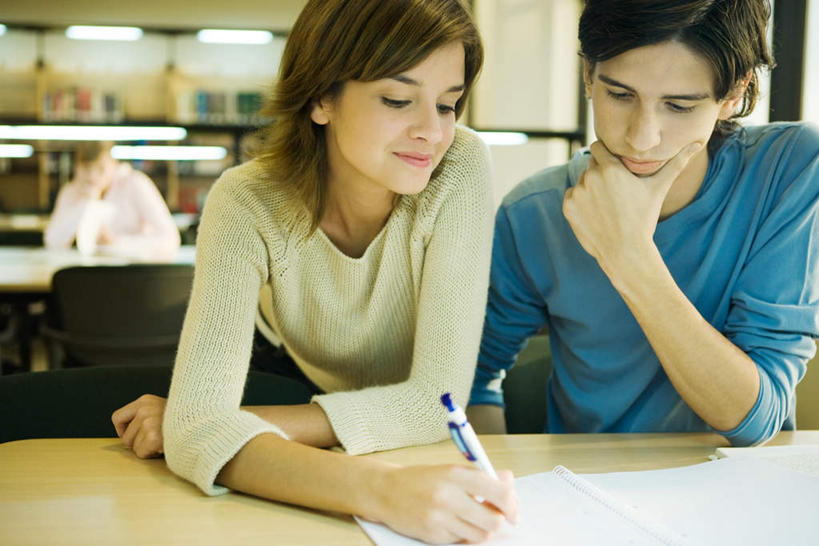 西方人,三个人,伙伴,朋友,图书馆,笑,说,微笑,横图,室内,白天,正面,爱情,友谊,桌子,欧洲,欧洲人,撑,握,朦胧,模糊,笔,记事本,浪漫,拿,拿着,托腮,休闲装,书桌,蓝色,绿色,本子,笔记本,课桌,托,休闲,温暖,温馨,休闲服,恩爱,握着,恋人,和睦,托下巴,浏览室,交流,友情,男人,男性,年轻男性,年轻女性,女人,女性,白种人,情侣,沟通,讲话,交谈,说话,谈话,半身,彩图,书库,图书库,伴侣,融洽,阅览室