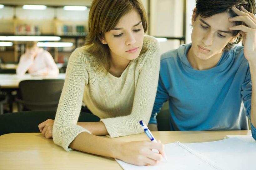 西方人,三个人,伙伴,朋友,图书馆,笑,说,微笑,横图,室内,白天,正面,爱情,友谊,桌子,欧洲,欧洲人,撑,握,朦胧,模糊,笔,记事本,浪漫,拿,拿着,休闲装,书桌,蓝色,绿色,本子,笔记本,课桌,休闲,思考,温暖,温馨,休闲服,恩爱,思索,握着,恋人,和睦,撑着,浏览室,交流,友情,男人,男性,年轻男性,年轻女性,女人,女性,白种人,情侣,沟通,讲话,交谈,说话,谈话,半身,彩图,书库,图书库,伴侣,融洽,阅览室