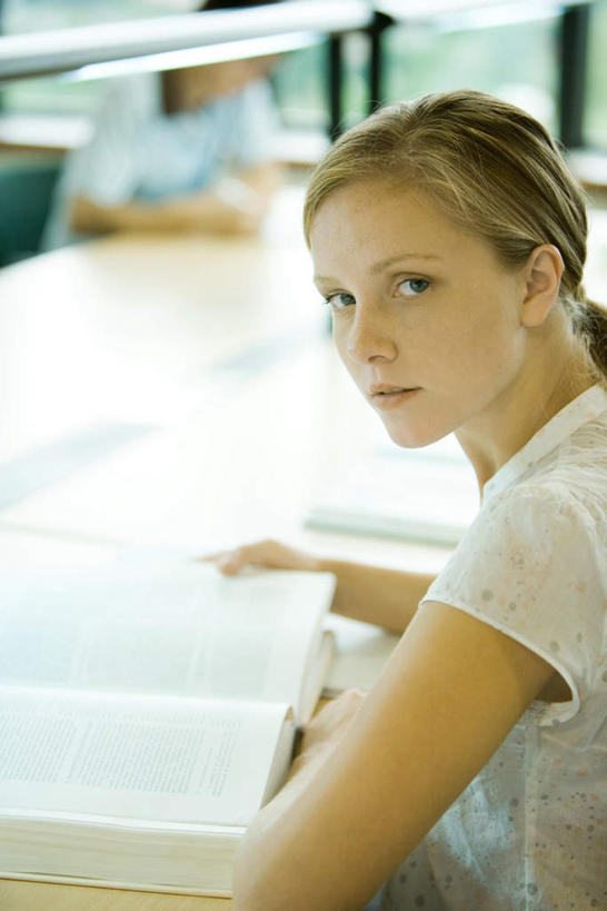 西方人,一个人,图书馆,坐,竖图,室内,白天,侧面,看书,阅读,桌子,书籍,欧洲,欧洲人,仅一个年轻女性,仅一个女性,仅一个人,学习,服装,注视,休闲装,书桌,衣服,课桌,书本,观察,看,休闲,休闲服,读书,浏览,服饰,观看,察看,关注,浏览室,年轻女性,女人,女性,白种人,书,图书,坐着,半身,彩图,书库,图书库,阅览室