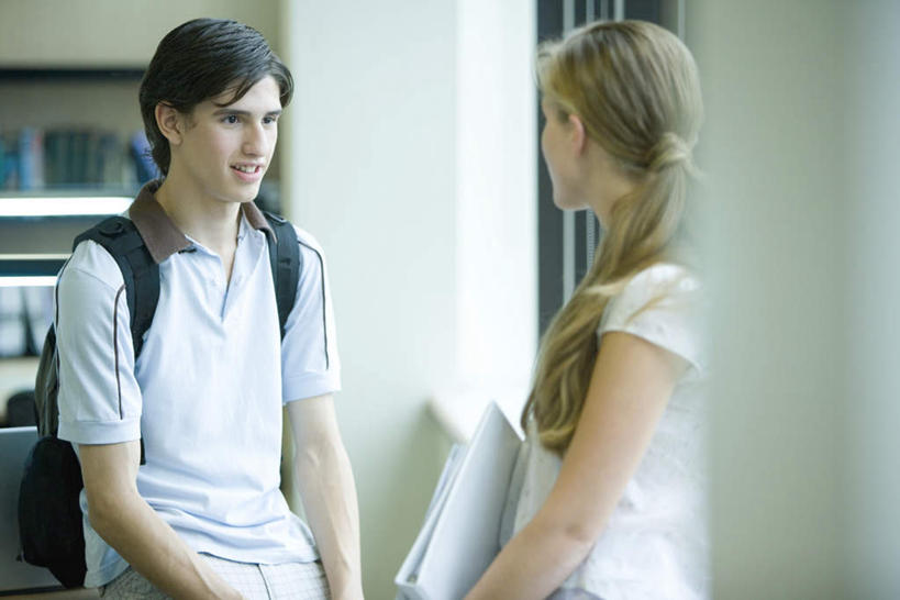 西方人,两个人,伙伴,朋友,学校,教学楼,图书馆,站,说,横图,室内,白天,正面,爱情,友谊,书籍,欧洲,欧洲人,握,服装,朦胧,模糊,包,书包,浪漫,拿,拿着,注视,休闲装,校园,衣服,背包,观察,看,站着,休闲,休闲服,恩爱,握着,恋人,服饰,观看,察看,关注,浏览室,交流,友情,男人,男性,年轻男性,年轻女性,女人,女性,白种人,情侣,书,图书,沟通,讲话,交谈,说话,谈话,站立,半身,彩图,教室楼,教学大楼,书库,图书库,伴侣,双肩包,阅览室