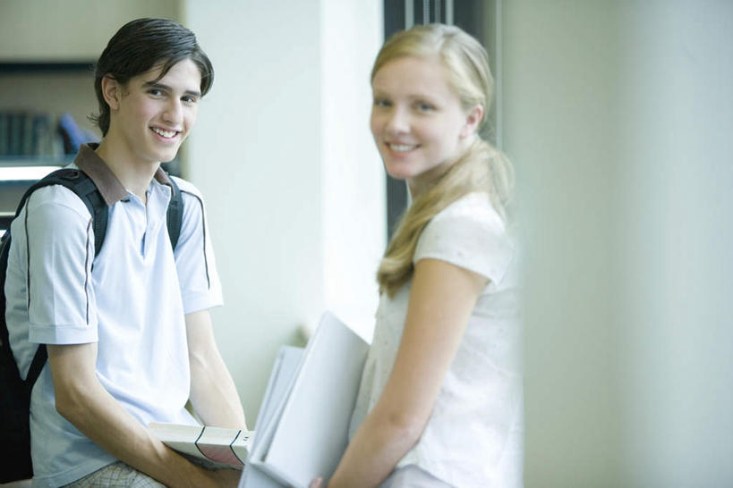 西方人,两个人,伙伴,朋友,学校,教学楼,图书馆,站,笑,说,微笑,露齿笑,横图,室内,白天,正面,爱情,友谊,书籍,欧洲,欧洲人,握,服装,朦胧,模糊,包,书包,浪漫,拿,拿着,注视,休闲装,校园,衣服,背包,观察,看,站着,休闲,休闲服,恩爱,握着,恋人,服饰,观看,察看,关注,浏览室,交流,友情,男人,男性,年轻男性,年轻女性,女人,女性,白种人,情侣,书,图书,沟通,讲话,交谈,说话,谈话,站立,半身,彩图,教室楼,教学大楼,书库,图书库,伴侣,双肩包,阅览室