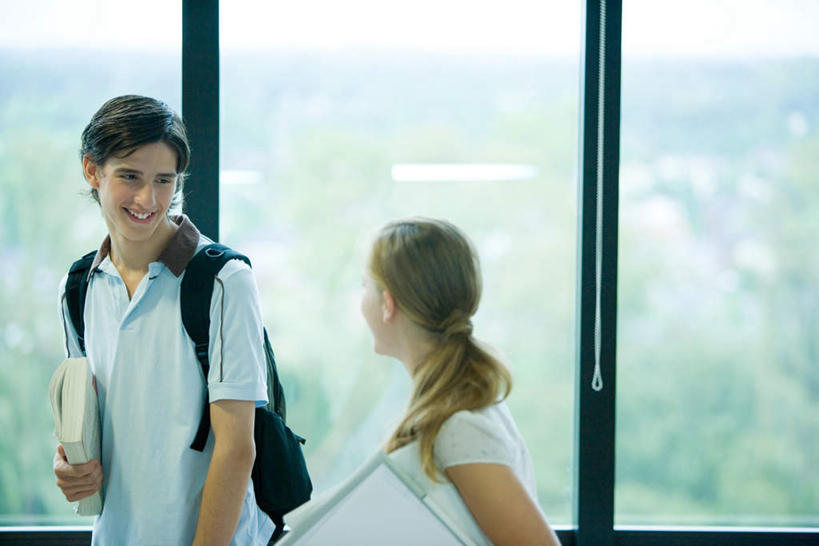 西方人,两个人,伙伴,朋友,学校,教学楼,图书馆,走,笑,说,微笑,露齿笑,横图,室内,白天,正面,爱情,友谊,树林,植物,窗户,欧洲,欧洲人,服装,包,书包,浪漫,休闲装,校园,玻璃窗,树,树木,衣服,绿色,自然,背包,休闲,休闲服,恩爱,恋人,服饰,生长,成长,浏览室,交流,友情,男人,男性,年轻男性,年轻女性,女人,女性,白种人,情侣,步行,沟通,讲话,交谈,散步,说话,谈话,走路,半身,彩图,教室楼,教学大楼,书库,图书库,伴侣,双肩包,阅览室