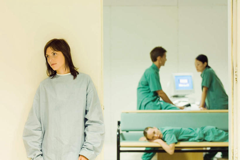 西方人,四个人,医生,病人,医院,站,说,横图,室内,白天,正面,电脑,显示器,鼠标,键盘,床,门,欧洲,欧洲人,服装,网络,床单,注视,输入设备,通讯设备,被子,门框,观察,看,趴着,倚靠,站着,医护人员,医疗人员,台式电脑,单人床,观看,察看,被单,倚着,白大褂,关注,通信设备,残疾,残疾人,输出设备,医疗机构,交流,男人,男性,年轻男性,年轻女性,女人,女性,白种人,大夫,患者,就医者,沟通,讲话,交谈,趴,说话,谈话,站立,半身,彩图,病院,诊所