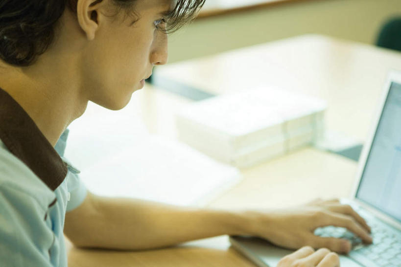 西方人,一个人,图书馆,坐,横图,俯视,室内,白天,电脑,笔记本电脑,桌子,欧洲,欧洲人,仅一个男性,仅一个人,服装,朦胧,模糊,网络,注视,休闲装,通讯设备,书桌,仅一个年轻男性,衣服,课桌,观察,看,休闲,休闲服,服饰,观看,察看,无线,关注,通信设备,无线网络,无线上网,便携式电脑,浏览室,手提电脑,男人,男性,年轻男性,白种人,坐着,半身,彩图,高角度拍摄,书库,图书库,阅览室