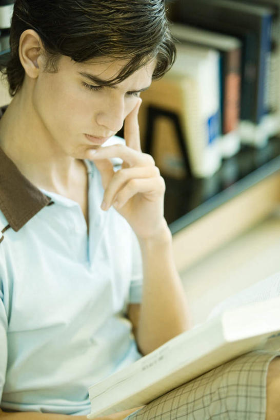 西方人,一个人,图书馆,坐,竖图,室内,白天,正面,看书,阅读,电脑,书籍,欧洲,欧洲人,仅一个男性,仅一个人,撑,学习,服装,托腮,注视,休闲装,仅一个年轻男性,衣服,书本,观察,看,托,休闲,思考,休闲服,思索,想,读书,浏览,服饰,观看,察看,关注,托下巴,浏览室,男人,男性,年轻男性,白种人,书,图书,坐着,半身,彩图,书库,图书库,阅览室