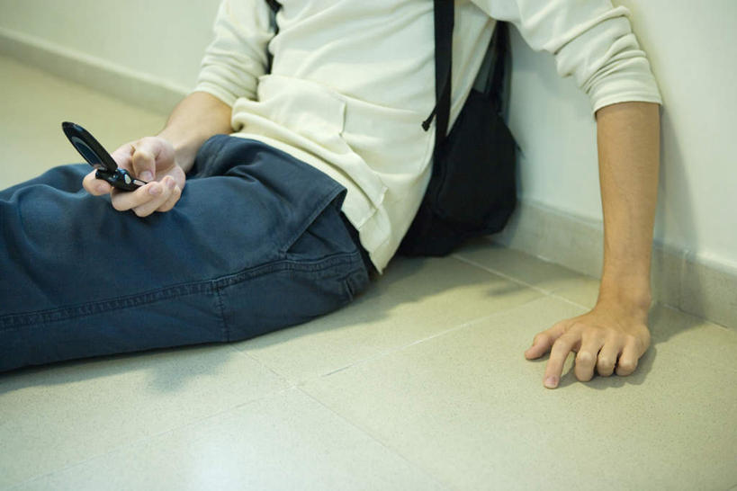 西方人,学校,教学楼,坐,打电话,横图,俯视,室内,白天,窗户,电话,手机,欧洲,欧洲人,撑,敲打,握,阴影,服装,包,瓷砖,地砖,书包,影子,墙,地面,拿,拿着,注视,休闲装,输入,通讯设备,校园,玻璃窗,墙壁,墙面,衣服,背包,打字,观察,看,休闲,休闲服,握着,服饰,观看,点击,敲击,察看,撑着,关注,交流,按键,白种人,沟通,通话,坐着,半身,彩图,高角度拍摄,教室楼,教学大楼,双肩包