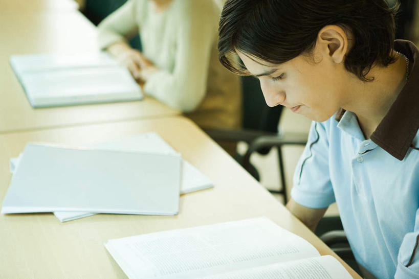 西方人,两个人,图书馆,坐,横图,俯视,室内,白天,看书,阅读,桌子,书籍,椅子,欧洲,欧洲人,学习,服装,木椅,注视,休闲装,书桌,衣服,课桌,书本,观察,看,休闲,休闲服,读书,浏览,服饰,观看,察看,关注,浏览室,男人,男性,年轻男性,年轻女性,女人,女性,白种人,书,图书,坐着,半身,彩图,高角度拍摄,书库,图书库,阅览室