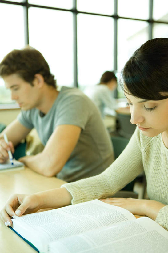 西方人,三个人,图书馆,坐,竖图,室内,白天,正面,看书,阅读,窗户,桌子,书籍,椅子,欧洲,欧洲人,学习,服装,木椅,注视,休闲装,书桌,玻璃窗,衣服,课桌,书本,观察,看,休闲,休闲服,读书,浏览,服饰,观看,察看,关注,浏览室,男人,男性,年轻男性,年轻女性,女人,女性,白种人,书,图书,坐着,半身,彩图,书库,图书库,阅览室