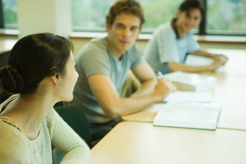 西方人,三个人,图书馆,坐,笑,说,微笑,露齿笑,横图,俯视,室内,白天,看书,阅读,窗户,桌子,书籍,椅子,欧洲,欧洲人,一排,学习,服装,整齐,木椅,注视,休闲装,书桌,玻璃窗,相视,排列,衣服,课桌,书本,观察,看,休闲,面对面,休闲服,读书,浏览,服饰,观看,对视,察看,队列,关注,相对,浏览室,相看,交流,男人,男性,年轻男性,年轻女性,女人,女性,白种人,书,图书,沟通,讲话,交谈,说话,谈话,坐着,半身,彩图,高角度拍摄,书库,图书库,阅览室