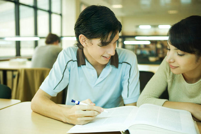 西方人,两个人,图书馆,坐,笑,说,微笑,露齿笑,横图,室内,白天,正面,看书,阅读,窗户,台灯,桌子,书籍,椅子,欧洲,欧洲人,握,学习,服装,笔,木椅,灯光,拿,拿着,注视,休闲装,书桌,玻璃窗,灯,衣服,课桌,书本,灯具,观察,看,休闲,休闲服,读书,讲解,浏览,握着,服饰,观看,察看,照明设备,关注,浏览室,交流,男人,男性,年轻男性,年轻女性,女人,女性,白种人,书,图书,沟通,讲话,交谈,说话,谈话,坐着,半身,彩图,书库,图书库,阅览室