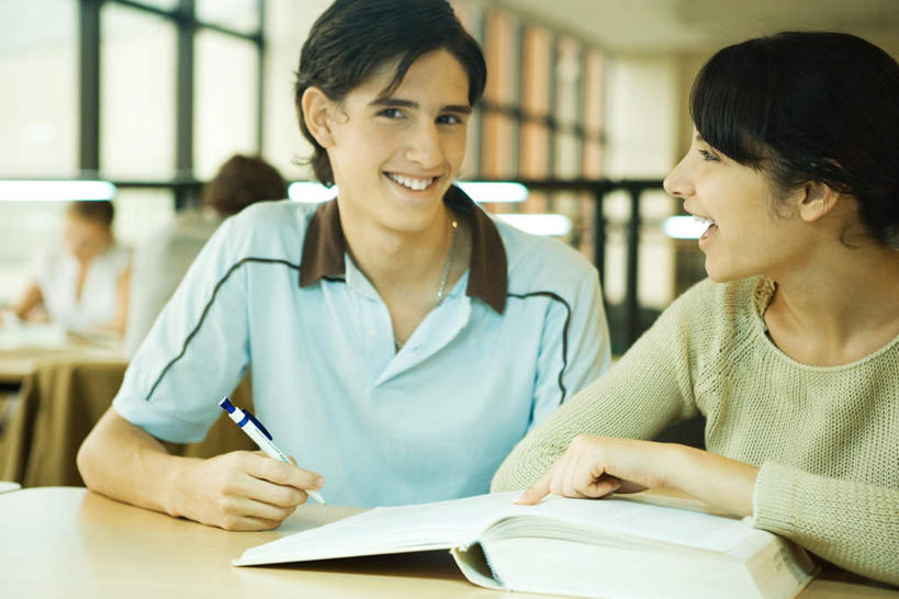 西方人,两个人,图书馆,坐,笑,说,微笑,露齿笑,横图,室内,白天,正面,看书,阅读,窗户,台灯,桌子,书籍,椅子,欧洲,欧洲人,握,学习,服装,笔,木椅,灯光,拿,拿着,注视,休闲装,书桌,玻璃窗,灯,衣服,课桌,书本,灯具,观察,看,休闲,休闲服,读书,讲解,浏览,握着,服饰,观看,察看,照明设备,关注,浏览室,交流,男人,男性,年轻男性,年轻女性,女人,女性,白种人,书,图书,沟通,讲话,交谈,说话,谈话,坐着,半身,彩图,书库,图书库,阅览室