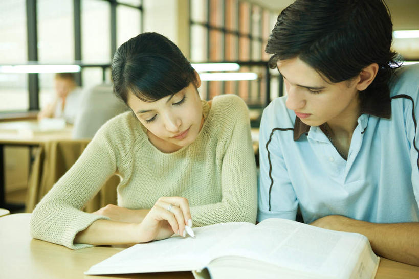 西方人,两个人,图书馆,坐,说,横图,室内,白天,正面,看书,阅读,窗户,台灯,桌子,书籍,椅子,欧洲,欧洲人,握,学习,服装,笔,木椅,灯光,拿,拿着,注视,休闲装,书桌,玻璃窗,灯,衣服,课桌,书本,灯具,观察,看,休闲,休闲服,读书,讲解,浏览,握着,服饰,观看,察看,照明设备,关注,浏览室,交流,男人,男性,年轻男性,年轻女性,女人,女性,白种人,书,图书,沟通,讲话,交谈,说话,谈话,坐着,半身,彩图,书库,图书库,阅览室