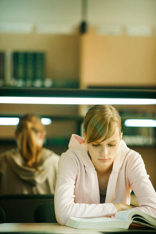 西方人,背部,一个人,图书馆,坐,竖图,室内,白天,正面,看书,阅读,台灯,桌子,书籍,椅子,欧洲,欧洲人,仅一个年轻女性,仅一个女性,仅一个人,学习,服装,木椅,灯光,注视,休闲装,书桌,灯,衣服,课桌,书本,灯具,观察,看,休闲,休闲服,读书,浏览,服饰,观看,察看,照明设备,关注,浏览室,年轻女性,女人,女性,白种人,书,图书,坐着,半身,彩图,书库,图书库,阅览室