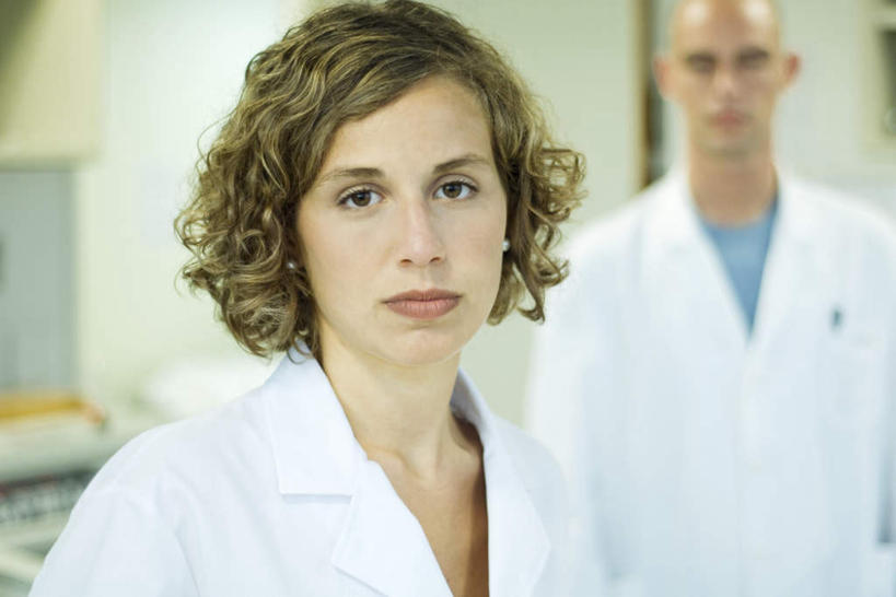 西方人,两个人,医生,医院,站,横图,室内,白天,正面,欧洲,欧洲人,服装,朦胧,模糊,注视,观察,看,站着,医护人员,医疗人员,观看,察看,白大褂,关注,医疗机构,男人,男性,女人,女性,中年男性,中年女性,白种人,大夫,站立,半身,彩图,病院,诊所