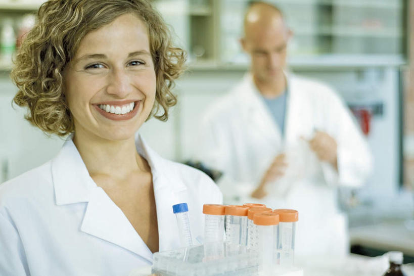 西方人,两个人,医生,医院,站,捧,笑,微笑,露齿笑,横图,室内,白天,正面,实验,仪器,杯子,欧洲,欧洲人,许多,握,服装,研究,透明,分析,化学,测试,试管,拿,拿着,注视,玻璃制品,玻璃瓶,瓶子,观察,看,站着,医护人员,医疗人员,器皿,握着,观看,察看,白大褂,关注,计量,医疗机构,玻璃仪器,试验耗材,实验用品,男人,男性,女人,女性,中年男性,中年女性,白种人,大夫,玻璃杯,端,端着,捧着,手捧,站立,半身,彩图,病院,诊所