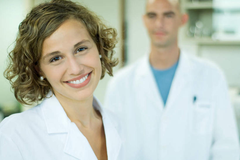 西方人,两个人,医生,医院,站,笑,微笑,露齿笑,横图,室内,白天,正面,欧洲,欧洲人,服装,注视,观察,看,站着,医护人员,医疗人员,观看,察看,白大褂,关注,医疗机构,男人,男性,女人,女性,中年男性,中年女性,白种人,大夫,站立,半身,彩图,病院,诊所