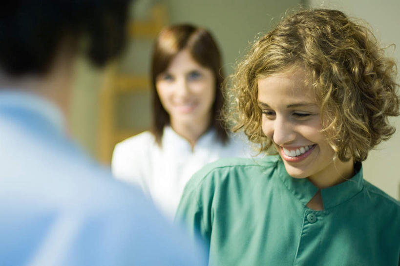 西方人,背部,三个人,护士,医院,站,笑,微笑,露齿笑,横图,室内,白天,正面,欧洲,欧洲人,服装,朦胧,模糊,注视,相视,观察,看,站着,面对面,观看,对视,察看,白衣天使,白大褂,关注,相对,医疗机构,相看,男人,男性,年轻男性,年轻女性,女人,女性,白种人,站立,半身,彩图,病院,诊所