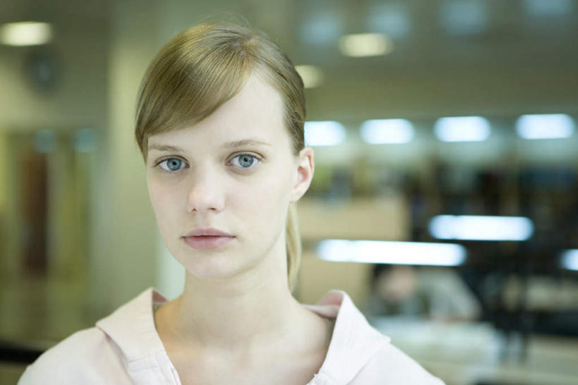 西方人,一个人,图书馆,站,横图,室内,白天,正面,台灯,欧洲,欧洲人,仅一个年轻女性,仅一个女性,仅一个人,服装,灯光,注视,休闲装,灯,衣服,灯具,观察,看,站着,休闲,休闲服,服饰,观看,察看,照明设备,关注,浏览室,年轻女性,女人,女性,白种人,站立,半身,彩图,书库,图书库,阅览室