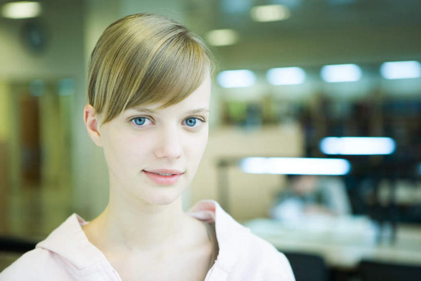 西方人,一个人,图书馆,站,笑,微笑,露齿笑,横图,室内,白天,正面,台灯,欧洲,欧洲人,仅一个年轻女性,仅一个女性,仅一个人,服装,灯光,注视,休闲装,灯,衣服,灯具,观察,看,站着,休闲,休闲服,服饰,观看,察看,照明设备,关注,浏览室,年轻女性,女人,女性,白种人,站立,半身,彩图,书库,图书库,阅览室