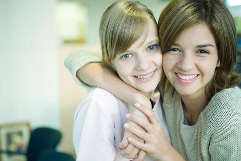 西方人,两个人,伙伴,朋友,学校,教学楼,图书馆,站,抱,笑,微笑,露齿笑,横图,室内,白天,正面,友谊,欧洲,欧洲人,服装,注视,休闲装,校园,衣服,观察,看,站着,休闲,休闲服,服饰,抱着,观看,察看,搂着,关注,浏览室,友情,年轻女性,女人,女性,白种人,怀抱,搂,搂抱,相抱,拥抱,站立,半身,彩图,教室楼,教学大楼,书库,图书库,阅览室