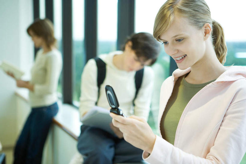 西方人,三个人,伙伴,朋友,学校,教学楼,图书馆,站,坐,笑,打电话,微笑,露齿笑,横图,室内,白天,正面,看书,阅读,友谊,窗户,电话,手机,书籍,欧洲,欧洲人,敲打,握,学习,服装,包,书包,拿,拿着,注视,休闲装,输入,通讯设备,校园,玻璃窗,衣服,背包,书本,打字,观察,看,站着,休闲,休闲服,读书,浏览,握着,服饰,观看,点击,敲击,察看,关注,浏览室,交流,友情,按键,男人,男性,年轻男性,年轻女性,女人,女性,白种人,书,图书,沟通,通话,站立,坐着,半身,彩图,教室楼,教学大楼,书库,图书库,双肩包,阅览室