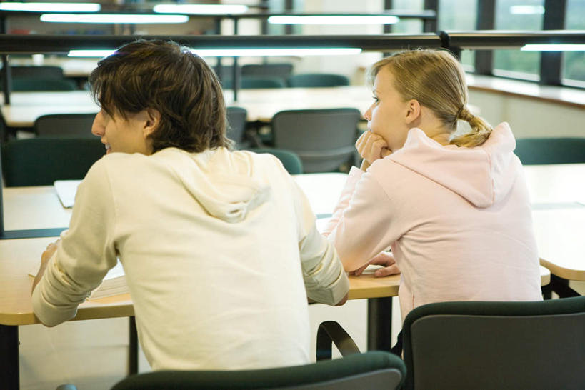 西方人,两个人,图书馆,坐,笑,微笑,露齿笑,横图,室内,白天,正面,爱情,看书,阅读,台灯,桌子,书籍,椅子,欧洲,欧洲人,撑,学习,服装,木椅,灯光,浪漫,托腮,注视,休闲装,书桌,灯,衣服,课桌,书本,灯具,观察,看,托,休闲,休闲服,恩爱,读书,浏览,恋人,服饰,观看,察看,照明设备,关注,托下巴,浏览室,男人,男性,年轻男性,年轻女性,女人,女性,白种人,情侣,书,图书,坐着,半身,彩图,书库,图书库,伴侣,阅览室