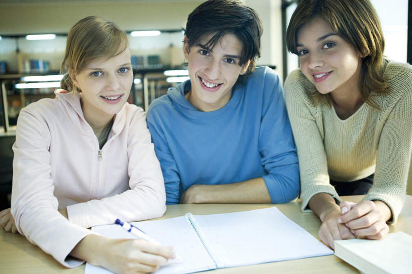 西方人,三个人,伙伴,朋友,图书馆,站,坐,笑,微笑,露齿笑,横图,室内,白天,正面,看书,阅读,友谊,台灯,桌子,书籍,椅子,欧洲,欧洲人,撑,握,学习,服装,笔,木椅,灯光,记事本,拿,拿着,注视,休闲装,书桌,灯,衣服,本子,笔记本,课桌,书本,灯具,观察,看,站着,休闲,休闲服,读书,浏览,握着,服饰,观看,察看,撑着,照明设备,关注,浏览室,友情,男人,男性,年轻男性,年轻女性,女人,女性,白种人,书,图书,站立,坐着,半身,彩图,书库,图书库,阅览室